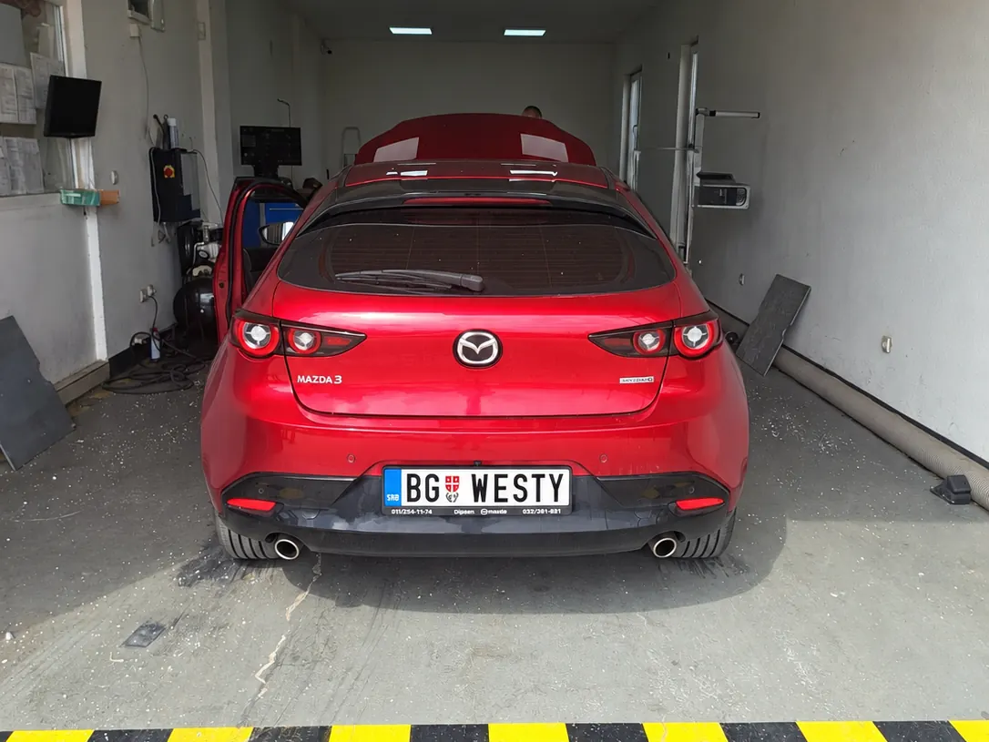 Automobil sa Westy tablicama na liniji za tehnički pregled